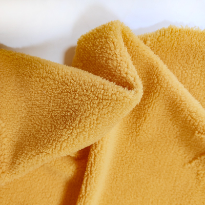 Warp ถักผ้าขนแกะเชอร์ปา 100% โพลีเอสเตอร์ Jacquard สีเหลืองสำหรับเสื้อผ้า