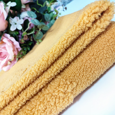 Warp ถักผ้าขนแกะเชอร์ปา 100% โพลีเอสเตอร์ Jacquard สีเหลืองสำหรับเสื้อผ้า