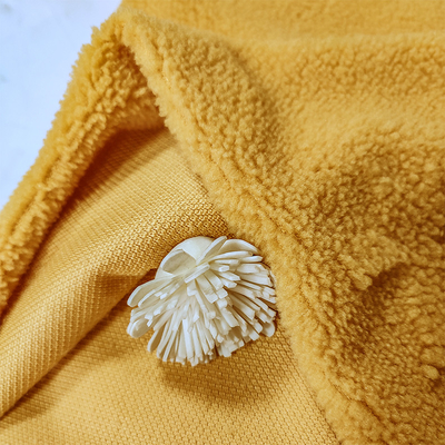 Warp ถักผ้าขนแกะเชอร์ปา 100% โพลีเอสเตอร์ Jacquard สีเหลืองสำหรับเสื้อผ้า