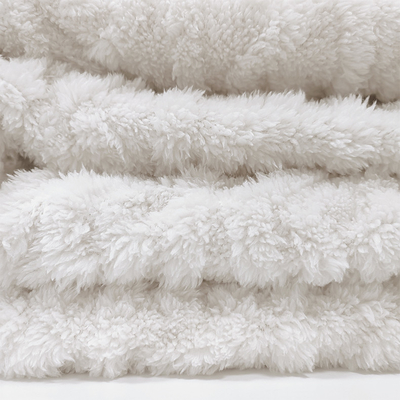 ผ้าห่มสีขาว Plush Shu Velveteen Fabric 270 GSM Soft Sherpa สำหรับชุดนอนฤดูหนาว