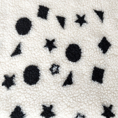 ผ้าขนแกะเชอร์ปาสีดำและสีขาวเส้นด้าย Jacquard ย้อมสำหรับพรมปูพื้น Backoack