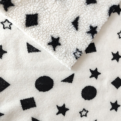 ผ้าขนแกะเชอร์ปาสีดำและสีขาวเส้นด้าย Jacquard ย้อมสำหรับพรมปูพื้น Backoack