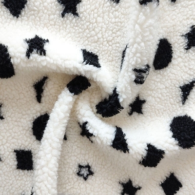 ผ้าขนแกะเชอร์ปาสีดำและสีขาวเส้นด้าย Jacquard ย้อมสำหรับพรมปูพื้น Backoack
